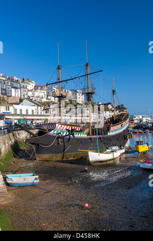 Réplique du Golden Hind à Brixham harbour, Devon, Angleterre, Royaume-Uni, Europe. Banque D'Images