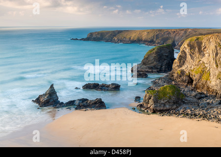 Une vue vers Bedruthan Steps en Cornouailles du Nord. Banque D'Images