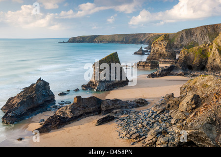 Une vue vers Bedruthan Steps en Cornouailles du Nord. Banque D'Images