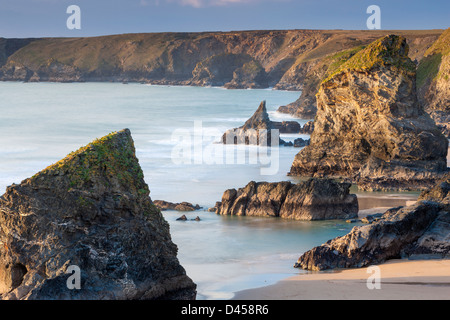 Une vue vers Bedruthan Steps en Cornouailles du Nord. Banque D'Images