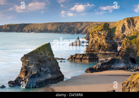 Une vue vers Bedruthan Steps en Cornouailles du Nord. Banque D'Images
