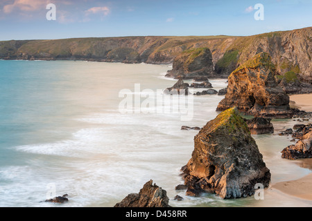 Une vue vers Bedruthan Steps en Cornouailles du Nord. Banque D'Images