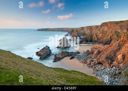 Une vue vers Bedruthan Steps en Cornouailles du Nord. Banque D'Images