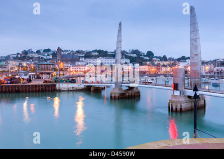 Au crépuscule, le port de Torquay, Devon, Angleterre, Royaume-Uni, Europe Banque D'Images