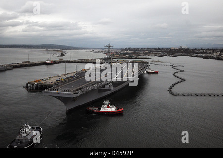 USS Nimitz arrive à son nouveau port d'attache à la Station Navale Everett. Banque D'Images