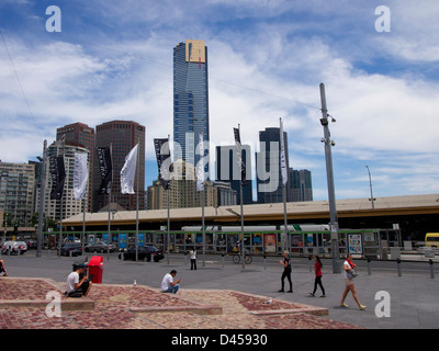 Federation Square, direction centre ville, Melbourne, Australie Banque D'Images