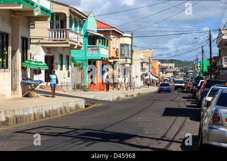 Afficher le long de la rue Clark, Vieux Fort, St Lucia. Clark Street est l'artère principale de la ville Banque D'Images