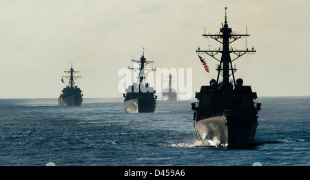 Les destroyers de missiles guidés de classe Arleigh Burke USS Kidd, USS Dewey, USS Pinckney, USS Wayne E. Meyer et le croiseur de missiles guidés de classe Ticonderoga USS Mobile Bay. Banque D'Images