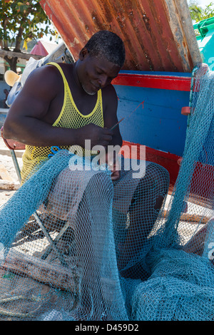 Les pêcheurs locaux réparant ses filets de pêche, les canaris, St Lucia Banque D'Images