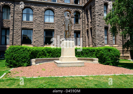 Statue de John MacDonald Assemblée législative Queen's Park Toronto (Ontario) Canada Capitale premier premier ministre Banque D'Images