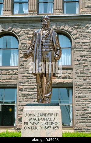 Statue de John MacDonald Assemblée législative Queen's Park Toronto (Ontario) Canada Capitale premier premier ministre Banque D'Images