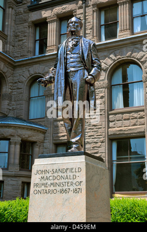 Statue de John MacDonald Assemblée législative Queen's Park Toronto (Ontario) Canada Capitale premier premier ministre Banque D'Images