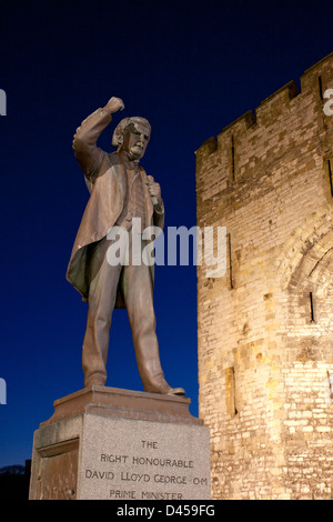 Statue de David Lloyd George en place du Château / Y Maes avec tour de l'entrée est à droite du châssis Caernarfon Gwynedd North Wales UK Banque D'Images