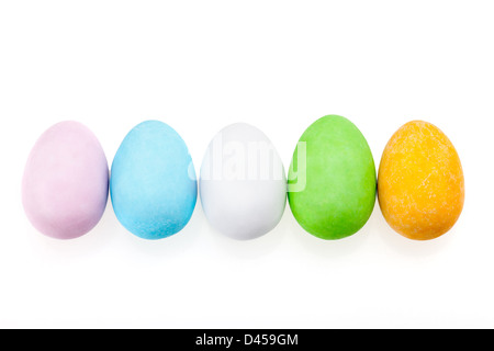 Les oeufs de Pâques en chocolat de couleurs pastel sur fond blanc. Banque D'Images