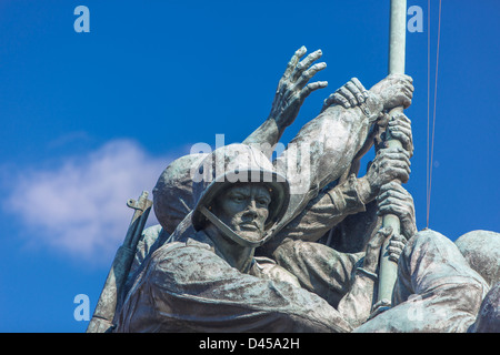 ARLINGTON, VIRGINIA, USA - Iwo Jima U.S. Marine Corps War Memorial À Rosslyn, une cérémonie militaire à la statue. Banque D'Images