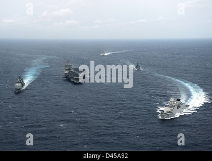 Le croiseur lance-missiles USS vicksburg (CG 69), à gauche, le porte-avions USS Enterprise (CVN 65), la marine royale canadienne frégate NCSM Charlottetown (FFH 339), la frégate de la marine allemande FGS RHÉNANIE-PALATINAT (F 209) et la frégate hnlms de ruy Banque D'Images