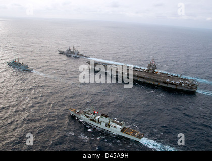 Le croiseur lance-missiles USS vicksburg (CG 69), haut, le porte-avions USS Enterprise (CVN 65), la frégate de la marine allemande FGS RHÉNANIE-PALATINAT (F 209) et de la marine royale canadienne frégate NCSM Charlottetown (FFH 339) formation en transit lors d'un décès Banque D'Images