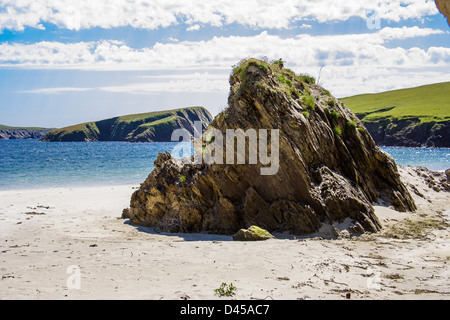 Rock formation sur la plage de sable de St Ninian's Isle, Shetland, au Royaume-Uni. Banque D'Images