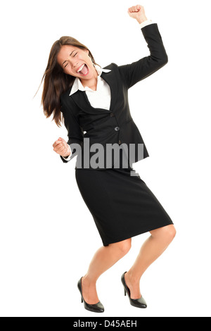 Excité et extatique belle jeune femme d'affaires multiraciale et danse Célébrons les succès isolé sur fond blanc Banque D'Images