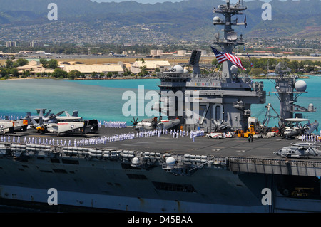 Les marins à bord de l'USS Carl Vinson homme les rails. Banque D'Images