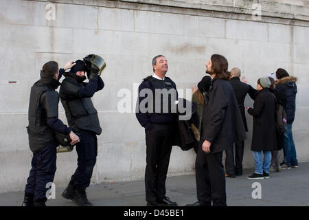 Londres, Royaume-Uni. 5 mars 2013. Acteurs qui jouent les policiers pour film de Bollywood Aman Ki Ashaa, après la prise de vue à Trafalgar Square. Banque D'Images