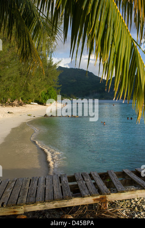 Jetée délabrée sur la plage près de Fare, Huahine, Polynésie Française Banque D'Images