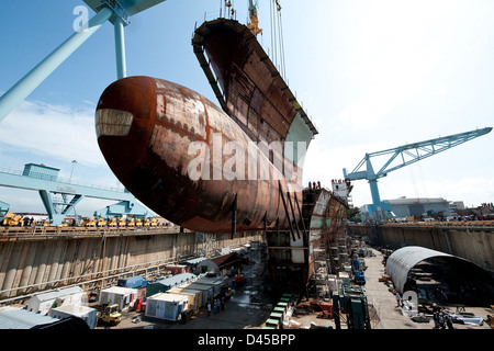La dernière section de quille de l'USS Gerald R. Ford (CVN 78), le porte-avions de nouvelle génération, est abaissée à Newport News Shipbuilding, marquant une étape importante dans sa construction. Banque D'Images