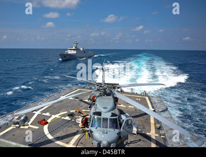 La marine indonésienne Sigma-class corvette KRI Sultan Iskandar Muda est en cours aux côtés d'USS Vandergrift. Banque D'Images