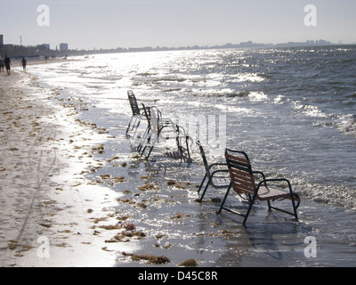 Se rafraîchir en Floride, chaises de s'asseoir dans l'eau à Fort Myers Beach sur la côte du golfe du Mexique pour les bains de soleil. Banque D'Images