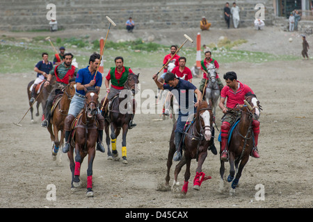 Les joueurs d'une imputation, pendant un match de polo, Chitral, Khyber-Pakhtunkhwa, Pakistan Banque D'Images