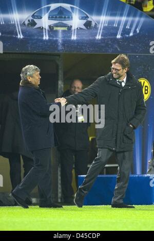 05.03.2013. Dortmund, Allemagne. Les gestionnaires de l'équipe de Mircea Lucescu quitté Donetsk et manager de l'équipe Juergen Klopp Jurgen Dortmund se serrent la main avant la deuxième Ligue des Champions jeu de jambe entre Borussia Dortmund et Schakhtar Donetsk Banque D'Images