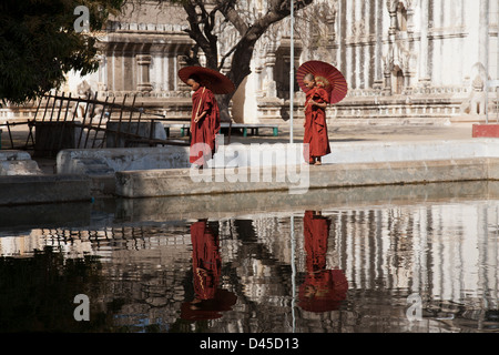 Deux moines marcher a adopté un plan d'eau au Temple Ananda Pahto, Bagan. Banque D'Images