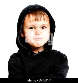 Cinq ans dans un sweat avec capuche noir peau cireux, les cheveux bruns et les yeux bruns sur fond blanc. Banque D'Images