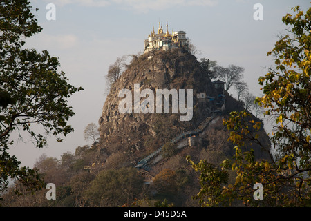 Mt Popa un ancien monastère bouddhiste qui se trouve au sommet d'une montagne volcanique, avec 777 marches qui se trouve 4980m de haut. Banque D'Images