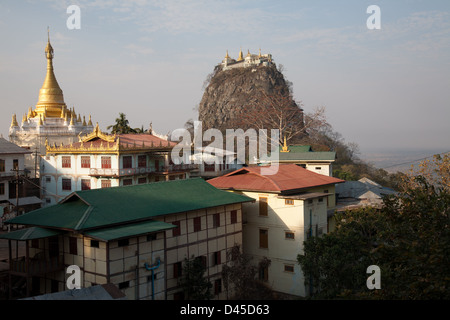 Mt Popa un ancien monastère bouddhiste qui se trouve au sommet d'une montagne volcanique, avec 777 marches qui se trouve 4980m de haut. Banque D'Images