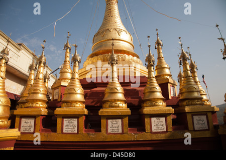 Sanctuaires et stupas sur top Mt Poppa Birmanie Myanmar Banque D'Images