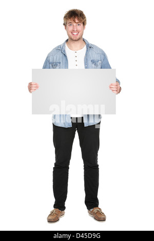 Toute la longueur du casual young man holding blank sign bannière vide isolé sur fond blanc Banque D'Images
