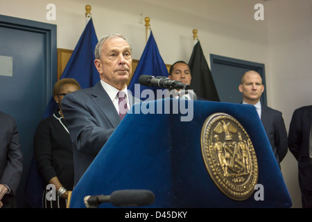 Le maire de New York Michael Bloomberg parle lors d'une conférence de presse à 49-51 Chambers Street à New York Banque D'Images