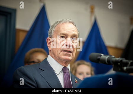 Le maire de New York Michael Bloomberg parle lors d'une conférence de presse à 49-51 Chambers Street à New York Banque D'Images