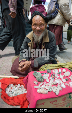 Vente homme âgé de cristaux sur les rues de la Main Bazaar, Leh, Ladakh (Jammu-et-Cachemire), Inde Banque D'Images