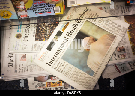 Le Jeudi, Février 28, 2013 édition de l'International Herald Tribune est vu sur un kiosque à New York Banque D'Images