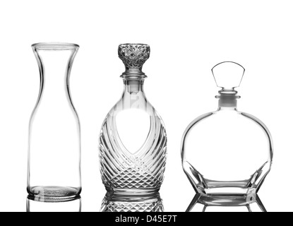 De Gros plan sur trois carafes en verre blanc avec des reflets. Carafe à Vin et cognac décanteurs sont représentés. Banque D'Images
