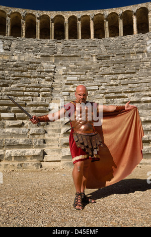 Avec l'épandage de gladiateur romain épée cape à Sun sur la scène du théâtre romain antique Aspendos Turquie ruines Banque D'Images