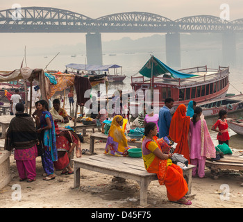 Groupe de femmes par le Gange, Varanasi, Inde Banque D'Images