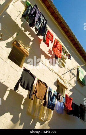 Lave-linge en train de sécher dehors dans le soleil chaud. Banque D'Images