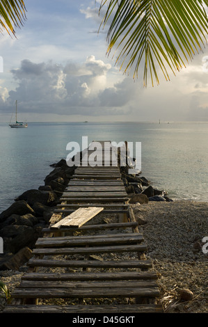 Jetée délabrée qui mène de la plage près de Fare, Huahine, Polynésie Française Banque D'Images