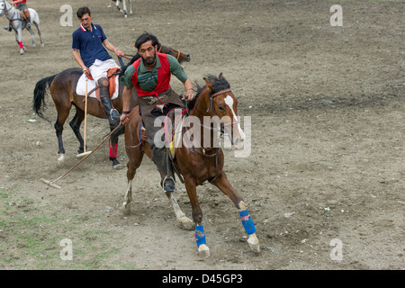 Au cours de l'action féroce un match de polo, Chitral, Khyber-Pakhtunkhwa, Pakistan Banque D'Images