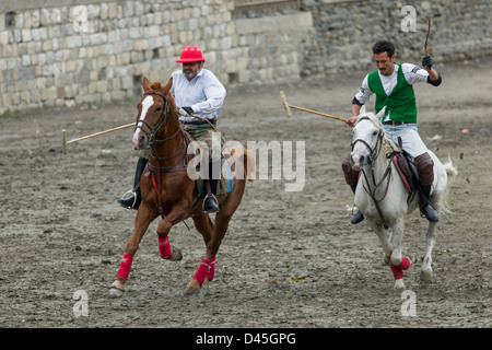 Chevaux au galop pendant un match de polo, Chitral, Khyber-Pakhtunkhwa, Pakistan Banque D'Images