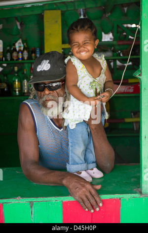 Murphy, le propriétaire de Rootsman's Bar avec sa petite-fille, Carr's Bay, Montserrat Banque D'Images