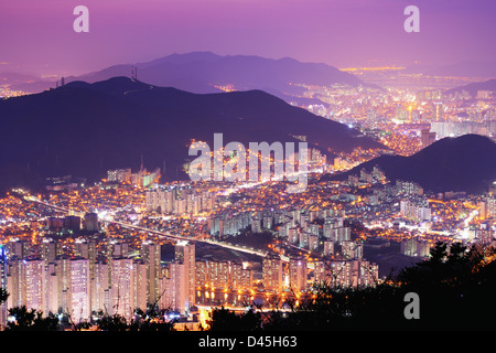 Toits de Busan, Corée du Sud dans la nuit. Banque D'Images